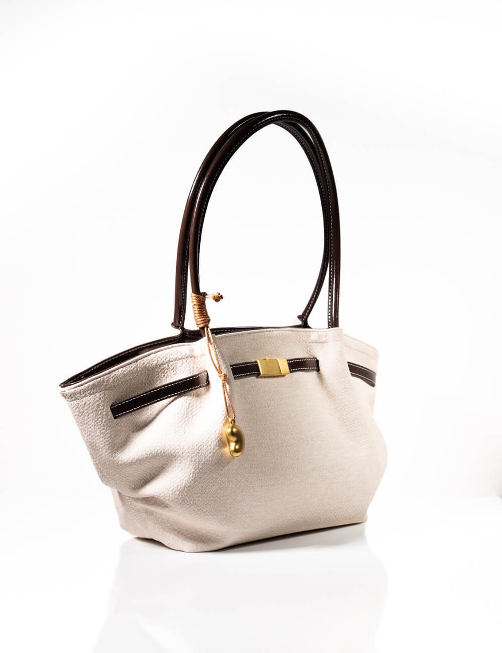 Cette image contient Sac Cabas en Toile et Cuir chez Joliesse. à 129,99 TND en Tunisie. L'hexa de l'arrière plan est #E7E7E7