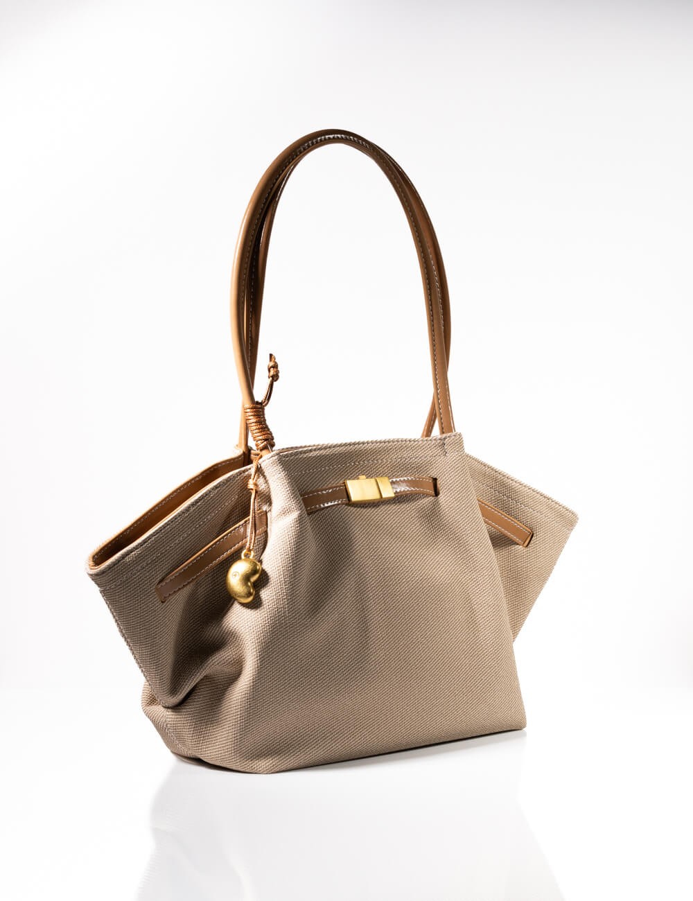 Cette image contient Sac Cabas en Toile et Cuir chez Joliesse. à 129,99 TND en Tunisie. L'hexa de l'arrière plan est #E7E7E7