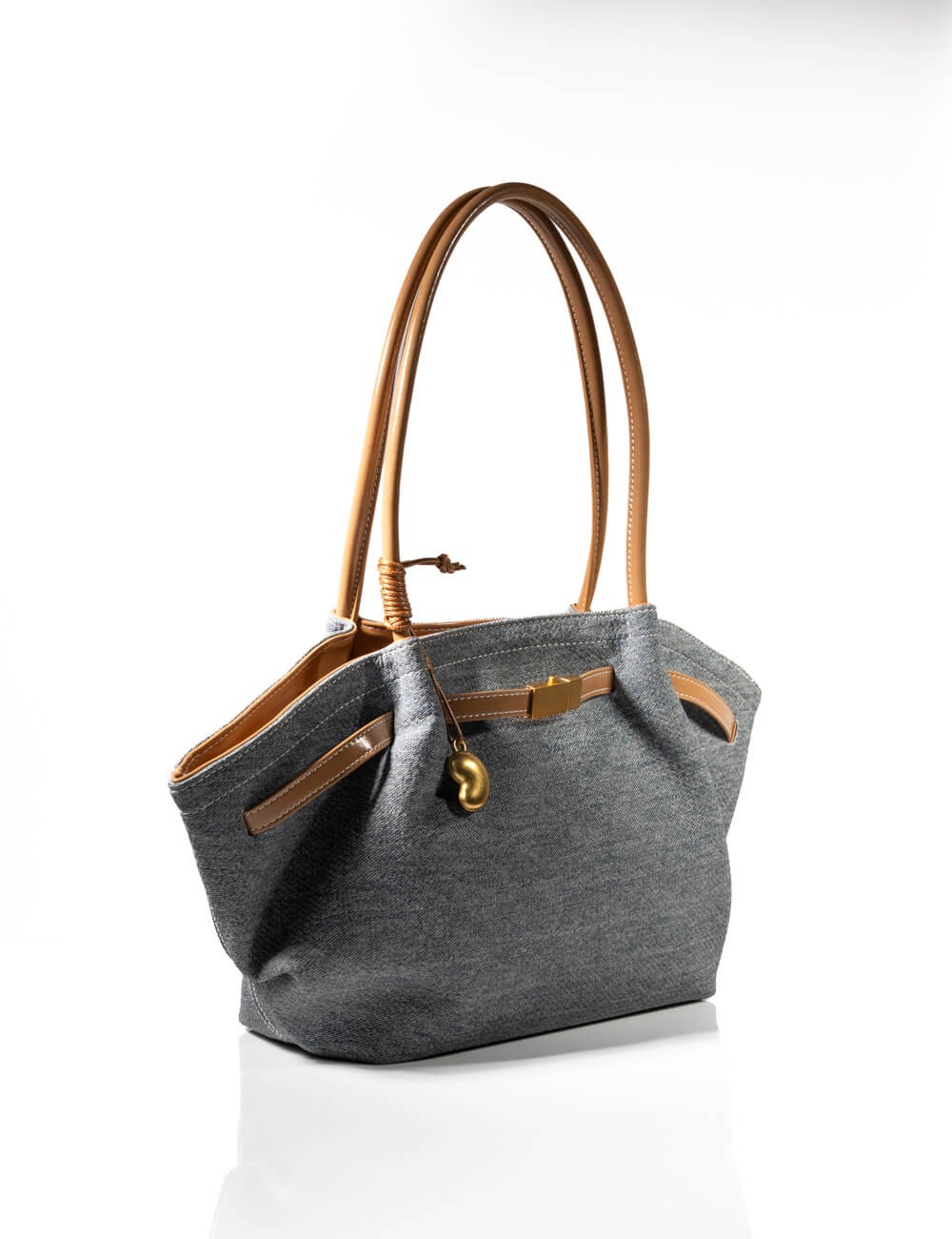 Cette image contient Sac Cabas en Toile et Cuir chez Joliesse. à 129,99 TND en Tunisie. L'hexa de l'arrière plan est #E7E7E7