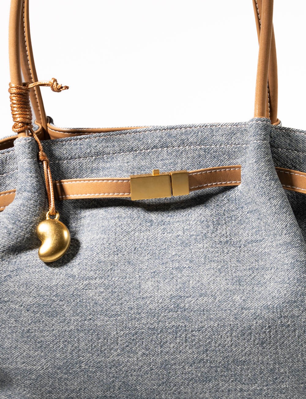 Cette image contient Sac Cabas en Toile et Cuir chez Joliesse. à 129,99 TND en Tunisie. L'hexa de l'arrière plan est #E7E7E7