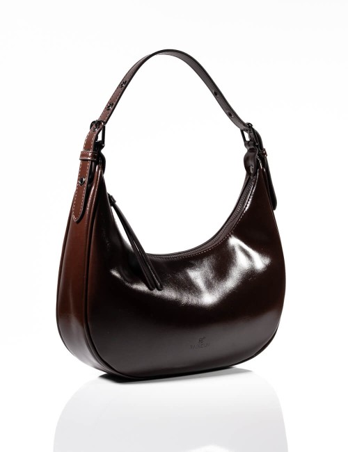 Cette image contient Sac à Main Demi-Lune chez Joliesse. à 129,99 TND en Tunisie. L'hexa de l'arrière plan est #E7E7E7