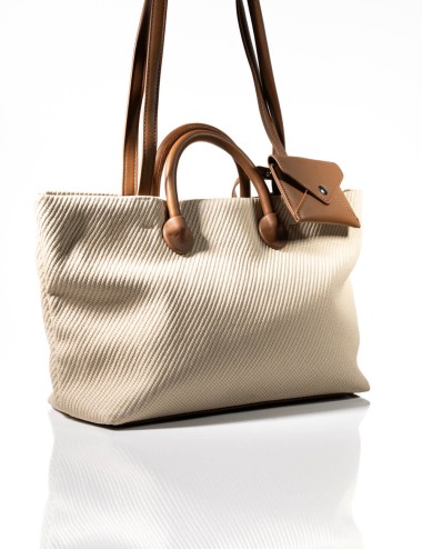 Cette image contient Sac Cabas Texture Relief & Détails Cuir Cognac chez Joliesse. à 149,99 TND en Tunisie. L'hexa de l'arrière 