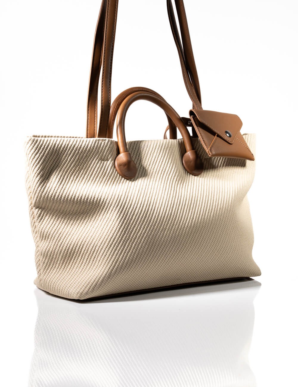 Cette image contient Sac Cabas Texture Relief & Détails Cuir Cognac chez Joliesse. à 149,99 TND en Tunisie. L'hexa de l'arrière 