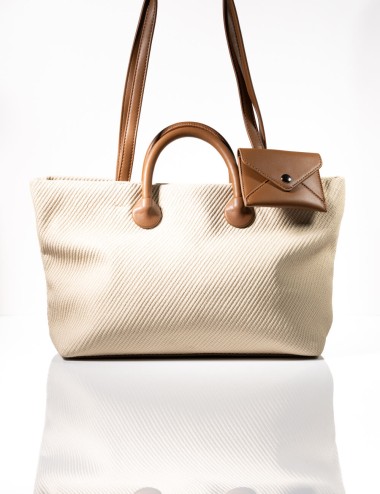 Cette image contient Sac Cabas Texture Relief & Détails Cuir Cognac chez Joliesse. à 149,99 TND en Tunisie. L'hexa de l'arrière 