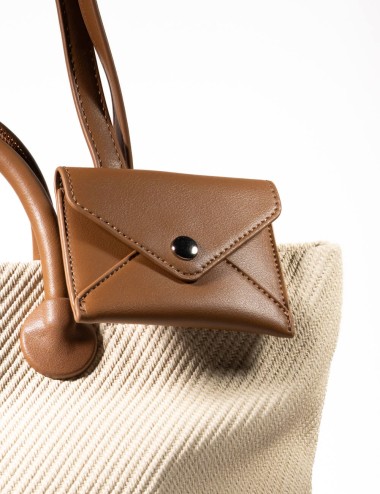 Cette image contient Sac Cabas Texture Relief & Détails Cuir Cognac chez Joliesse. à 149,99 TND en Tunisie. L'hexa de l'arrière 