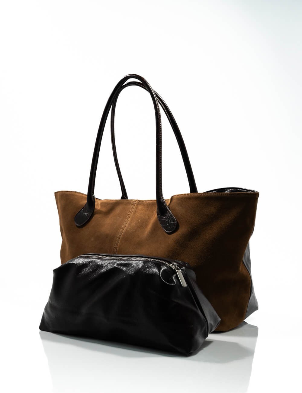 Cette image contient Sac Cabas Duo en cuir et daim chez Joliesse. à 169,99 TND en Tunisie. L'hexa de l'arrière plan est #E7E7E7