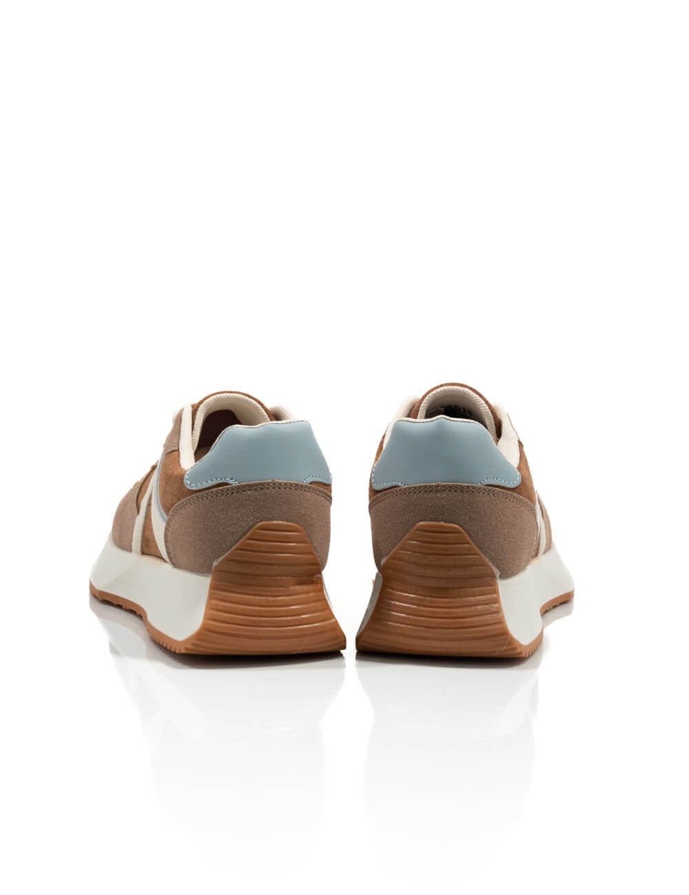 Cette image contient Baskets Rétro-Chic en Daim chez Joliesse. à 99,99 TND en Tunisie. L'hexa de l'arrière plan est #E7E7E7