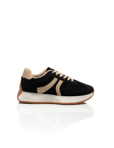 Cette image contient Baskets Rétro-Chic en Daim chez Joliesse. à 99,99 TND en Tunisie. L'hexa de l'arrière plan est #E7E7E7