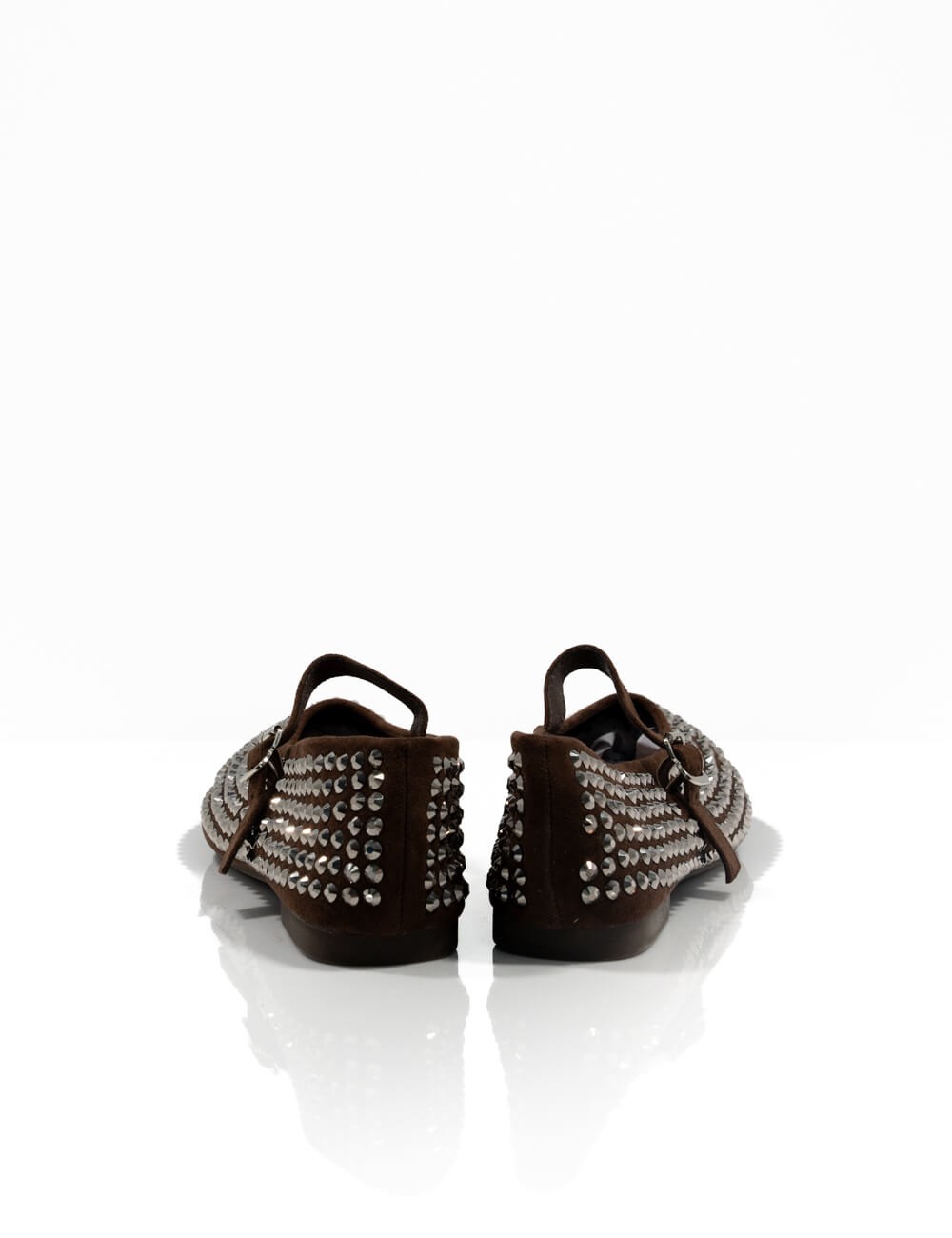 Cette image contient Ballerines à Clous Argentés chez Joliesse. à 109,99 TND en Tunisie. L'hexa de l'arrière plan est #E7E7E7