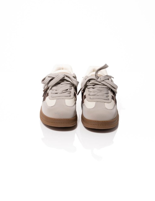 Cette image contient Baskets Beige, Crème et Chocolat chez Joliesse. à 84,99 TND en Tunisie. L'hexa de l'arrière plan est #E7E7E